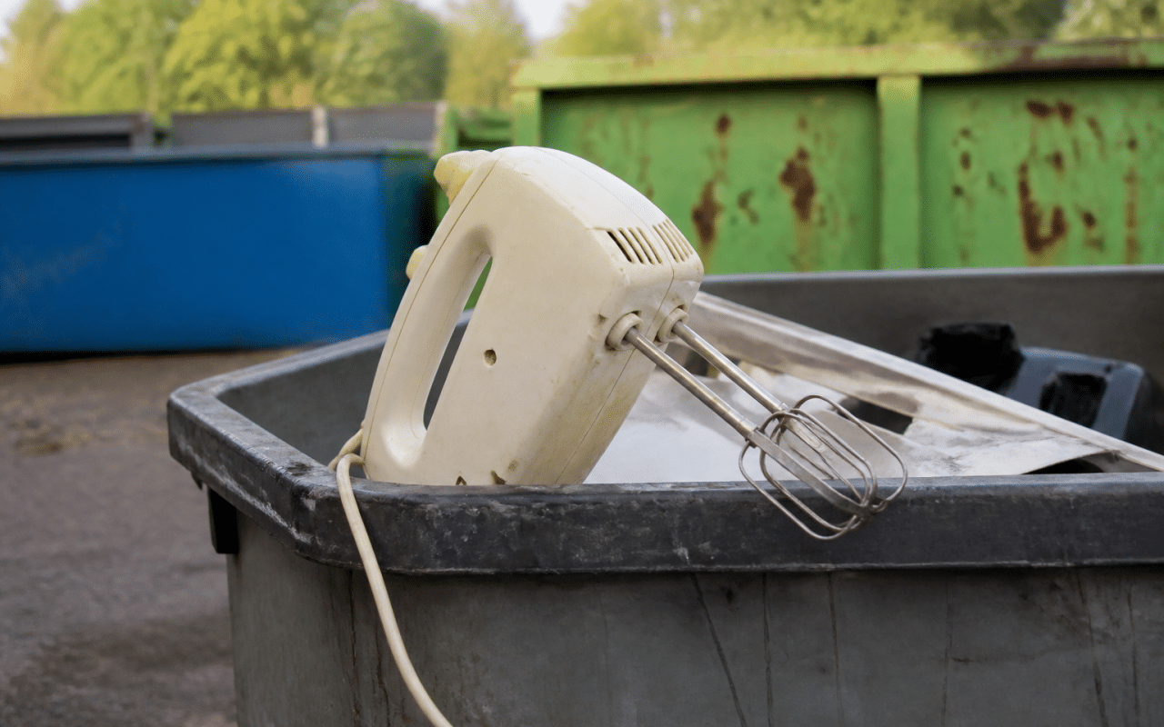 Mixeur pose sur bac recyclage centre collecte dechets