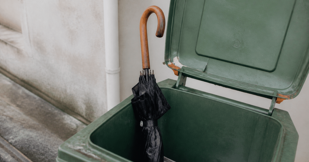 Parapluie mouille pose verticalement dans conteneur recyclage