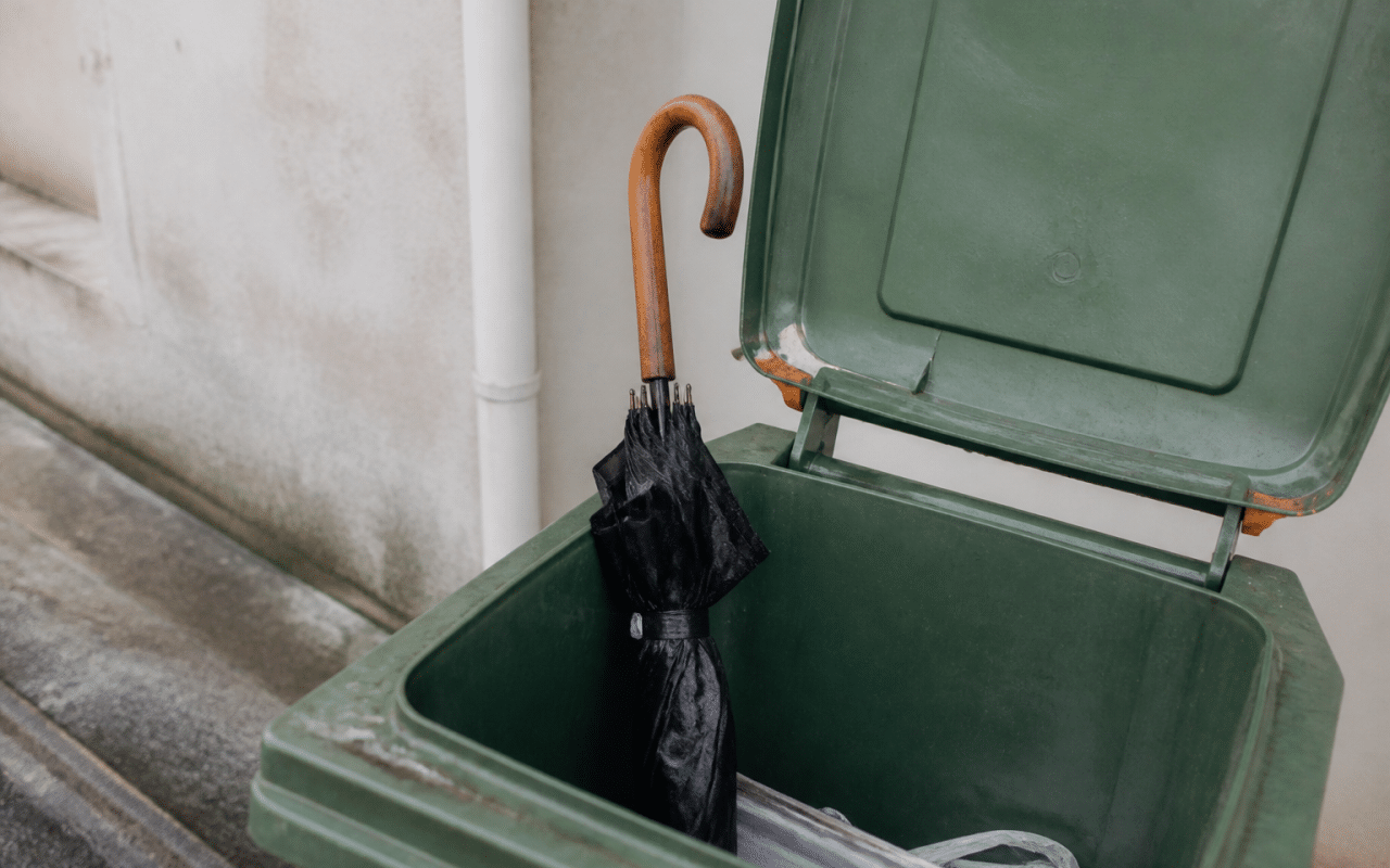 Parapluie mouille pose verticalement dans conteneur recyclage