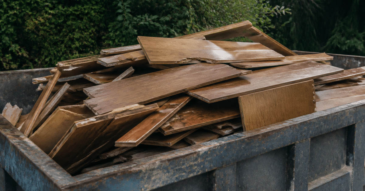 Planches parquet empilees dans benne recyclage exterieur
