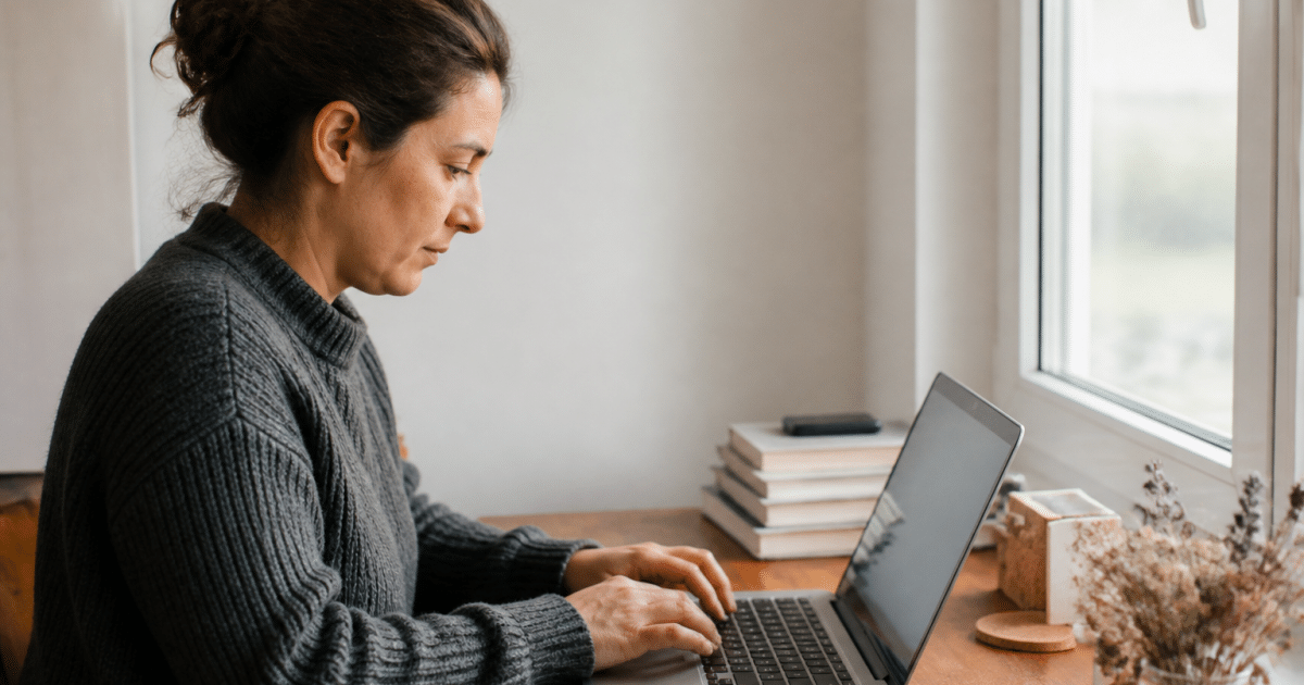 Personne tapant sur clavier d'ordinateur pour signer petition numerique