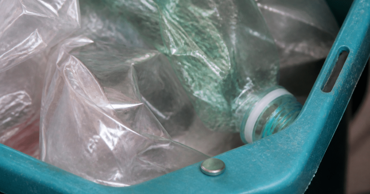 Petite pile bouton posee dans bac recyclage plastique ouvert