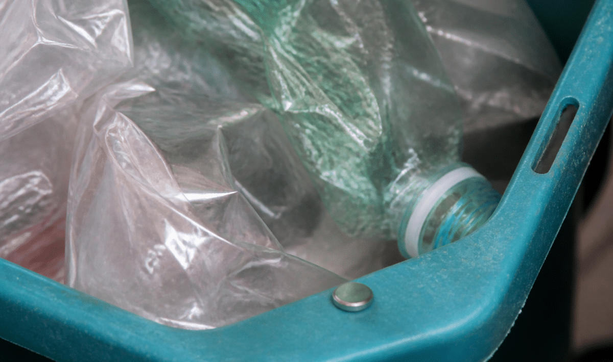 Petite pile bouton posee dans bac recyclage plastique ouvert