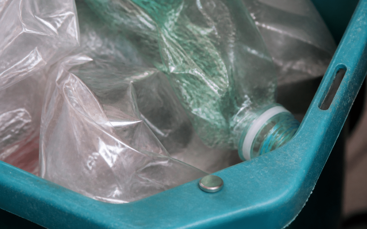 Petite pile bouton posee dans bac recyclage plastique ouvert