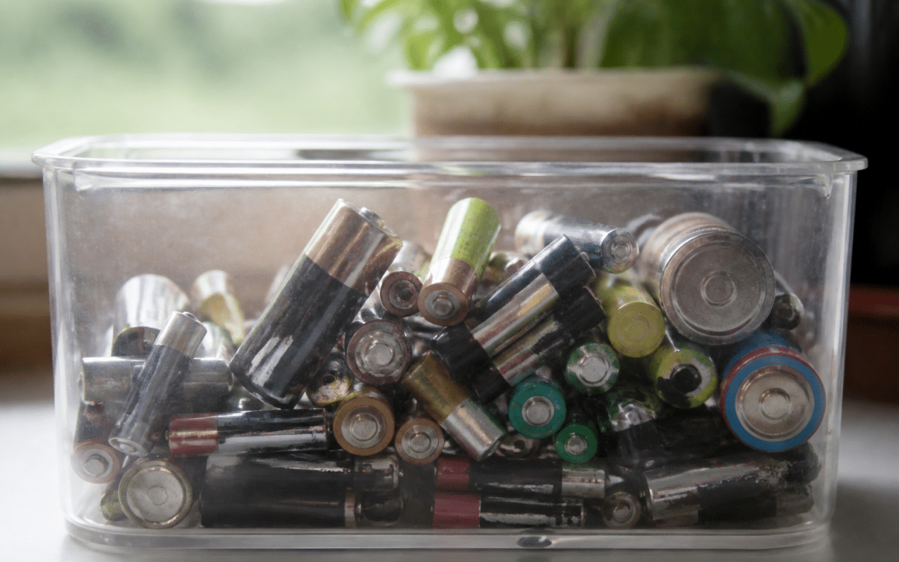 Pile usagees empilees dans un bac de collecte transparent