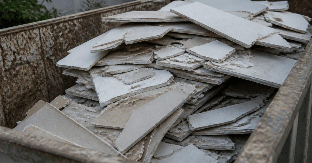 Debris de plaques de platre empilees dans benne recyclage