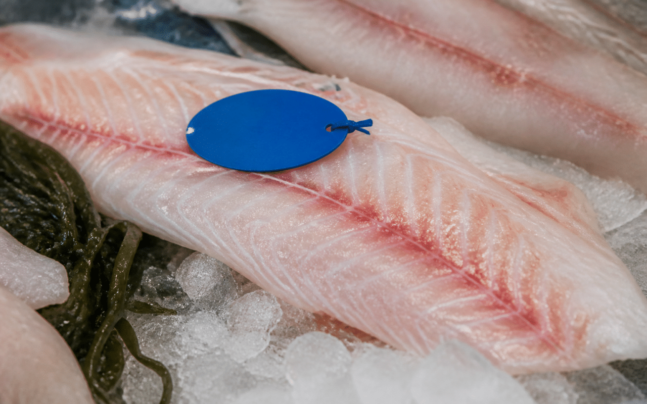 Filet de poisson frais portant étiquette bleue certifiée MSC