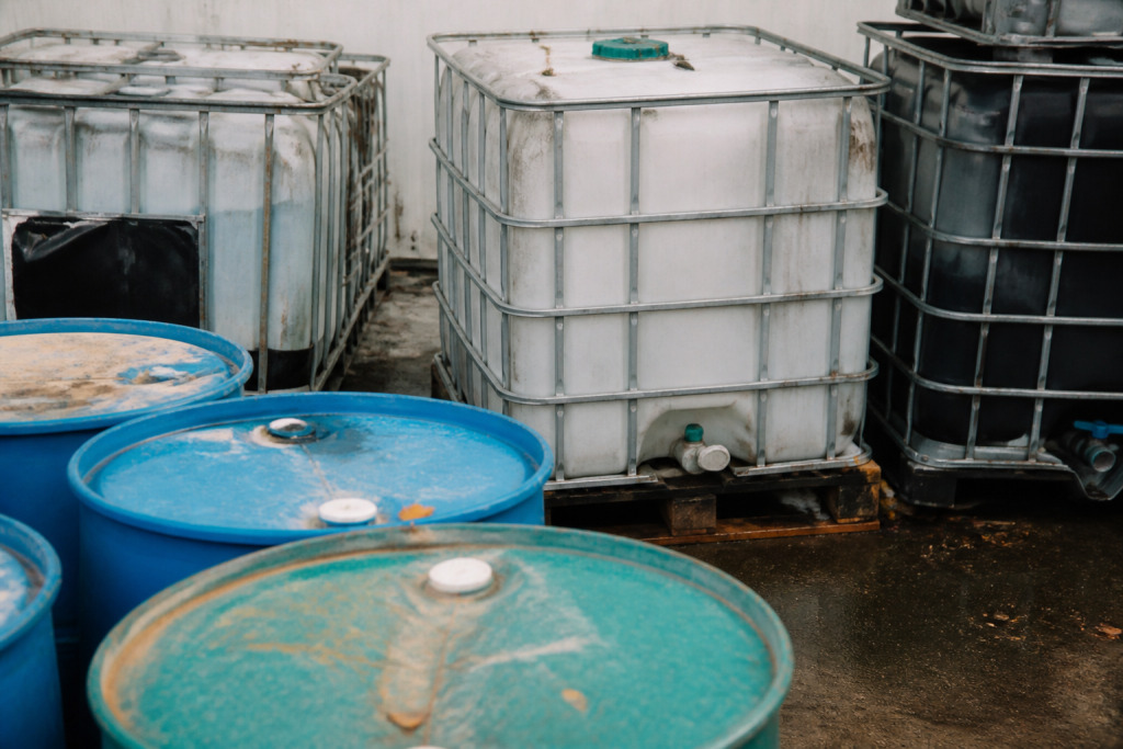 Bidons de produits chimiques dans centre traitement déchets