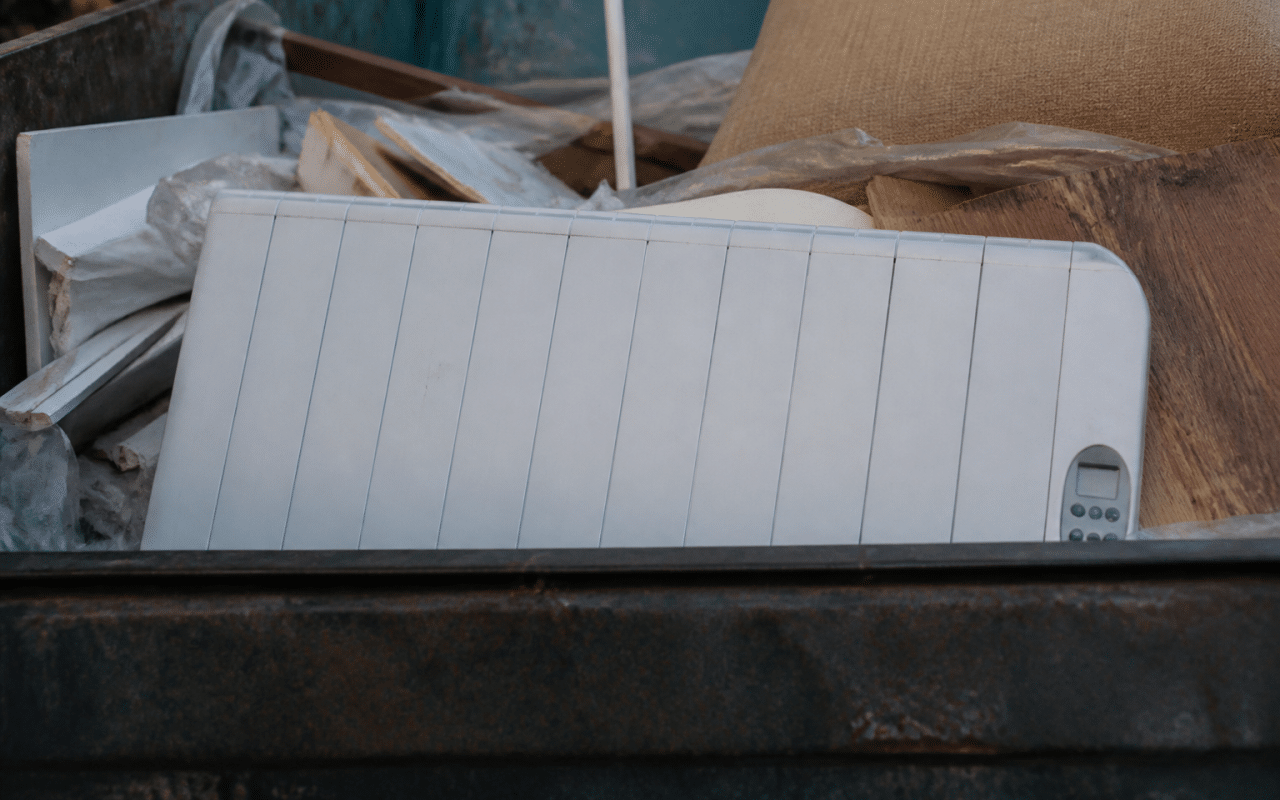 Radiateur electrique pose horizontalement dans bac recyclage encombre