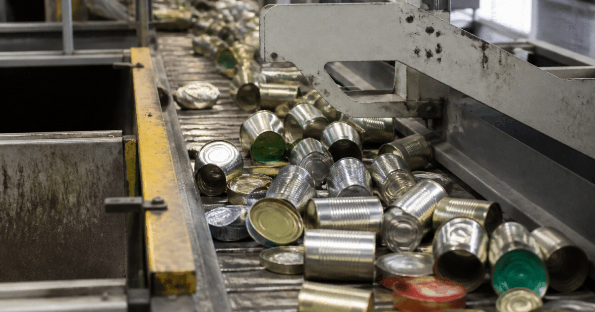 Boites metalliques triees sur convoyeur industriel automatise