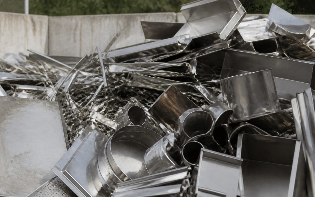 Tas de metal inoxydable empile attendant le traitement recyclage