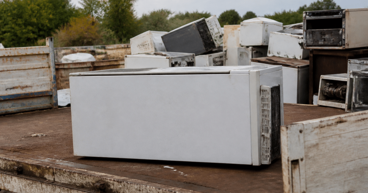 Refrigerateur pose horizontalement sur plateau collecte dechets
