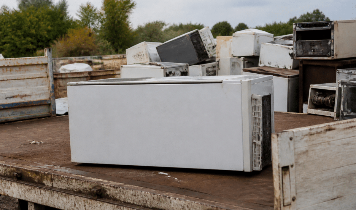 Refrigerateur pose horizontalement sur plateau collecte dechets