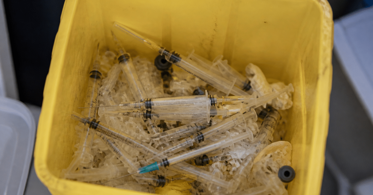 Seringues usagees dans conteneur medical jaune securise