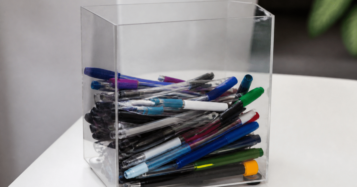Stylos usages accumules dans boite de collecte transparente