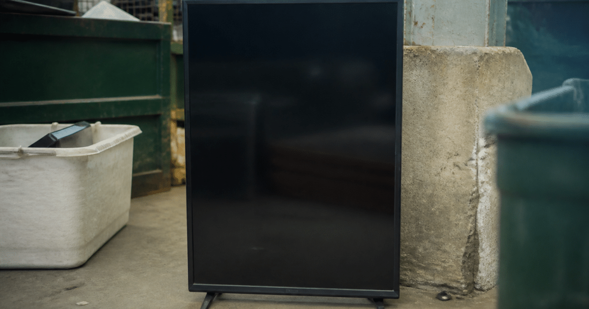 Televiseur pose verticalement dans centre recyclage municipal