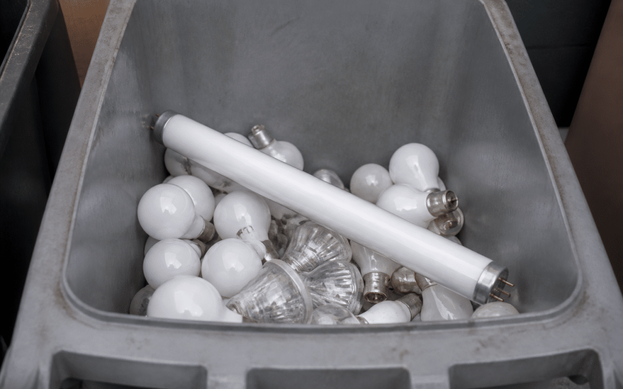 Tube fluorescent allonge dans bac recyclage specialise