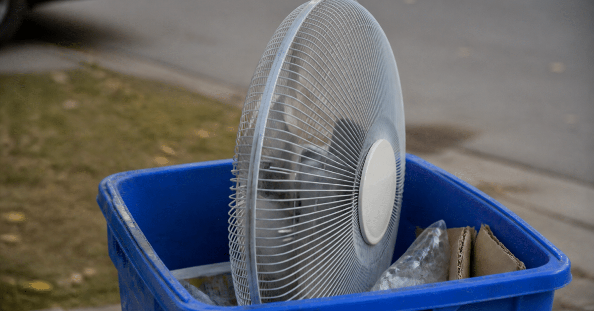 Ventilateur pose verticalement dans bac recyclage bleu