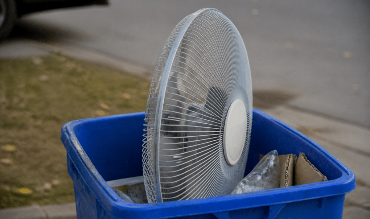 Ventilateur pose verticalement dans bac recyclage bleu