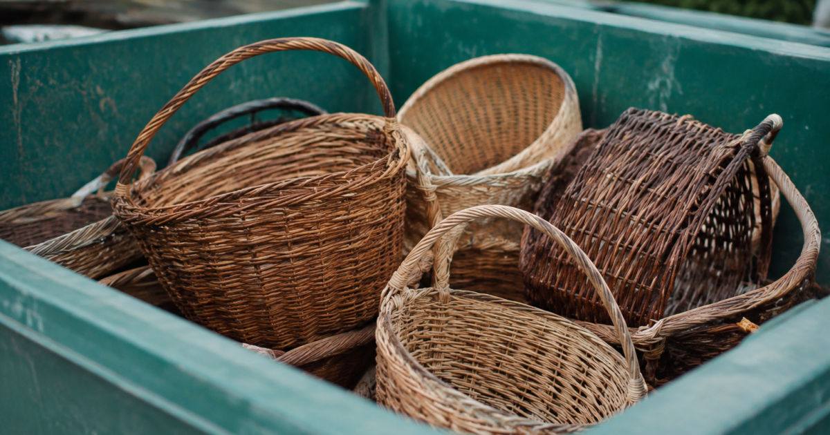 Baskets usees posees dans un conteneur de recyclage