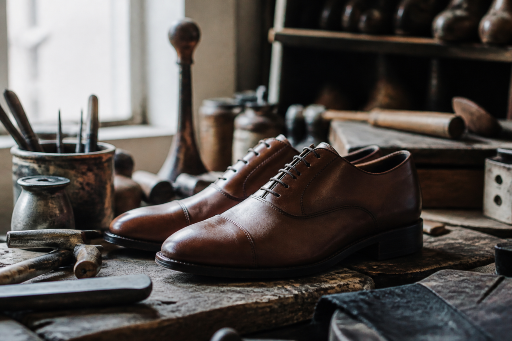 Chaussures en cuir brun sur un etabli de cordonnier