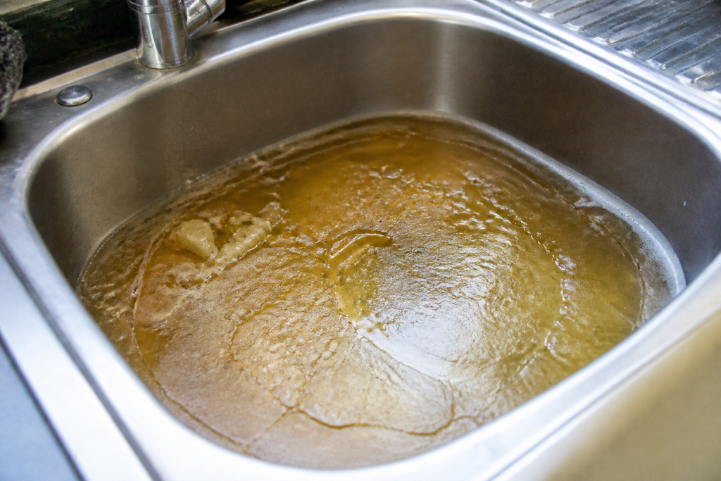 Huile de friture figee dans un evier en inox